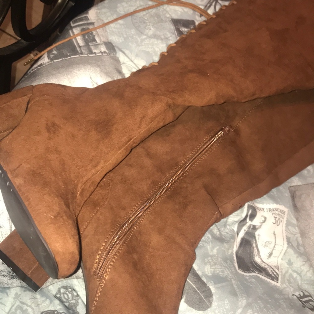 BOOTS - Picture 2 of 3